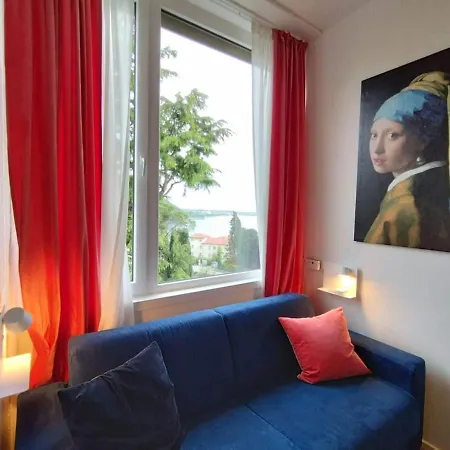 Jewel On In With View *